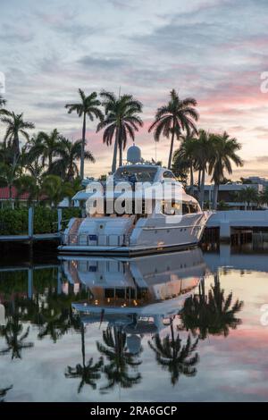 Fort Lauderdale, Floride, États-Unis. Vue sur la voie navigable tranquille dans le quartier de Nurmi Isles, aube, yacht de luxe reflété dans l'eau calme. Banque D'Images