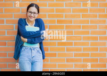 Mignon sourire rire timide asiatique université jeune fille éducation dans l'université candid tourné. Banque D'Images