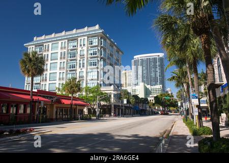 Fort Lauderdale, Floride, États-Unis. Vue sur Las Olas Boulevard jusqu'à l'architecture moderne du centre-ville. Banque D'Images