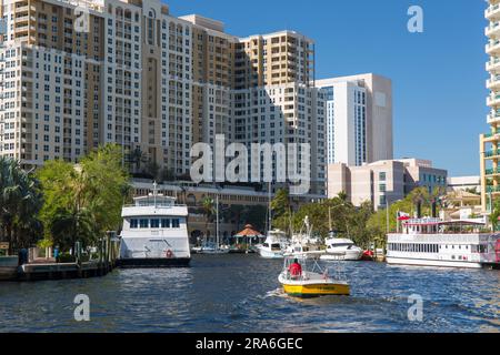 Fort Lauderdale, Floride, États-Unis. Bateau-taxi vers l'ouest le long de la New River, architecture du centre-ville en hauteur en arrière-plan. Banque D'Images