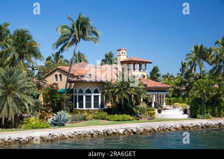 Fort Lauderdale, Floride, États-Unis. Luxueuse demeure en bord de mer surplombant la New River dans le quartier de Las Olas Isles. Banque D'Images