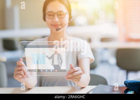 Université jeune fille utilisant la technologie moderne Internet formation en classe éducation en ligne hologramme appareil. Banque D'Images