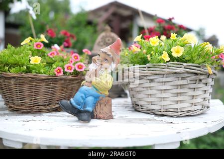 Leipzig, Allemagne. 01st juillet 2023. Un gnome de jardin sur une table décorée dans un terrain de l'association de jardin de l'allotissement Schreber-Hauschild e. V. dans le nord de la ville. Le site, qui date de 1884, est le lieu du jour du jardin de Leipzig. Credit: Sebastian Willnow/dpa/Alay Live News Banque D'Images