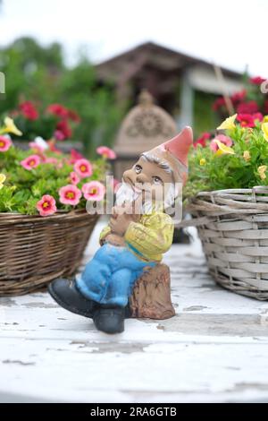 Leipzig, Allemagne. 01st juillet 2023. Un gnome de jardin sur une table décorée dans un terrain de l'association de jardin de l'allotissement Schreber-Hauschild e. V. dans le nord de la ville. Le site, qui date de 1884, est le lieu du jour du jardin de Leipzig. Credit: Sebastian Willnow/dpa/Alay Live News Banque D'Images