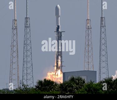 Une fusée SpaceX Falcon 9 lance le satellite Euclid pour l'Agence spatiale européenne à 11 h 12 du complexe 40 à la station de la Force spatiale du Cap Canaveral, en Floride, le samedi Jul1 1, 2023. Euclid se compose d'un télescope et d'une paire d'instruments scientifiques pour créer une carte 3D de l'univers. Photo de Joe Marino/UPI crédit: UPI/Alay Live News Banque D'Images