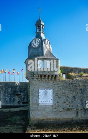 Une horloge mécanique et un cadran solaire sur une tour dans le port de Concarneau en Bretagne Banque D'Images