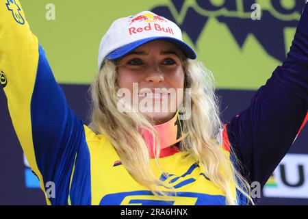 1st juillet 2023, Daolasa di Commezzadura, Val di Sole, Trentin, Italie; UCI Mountain Bike World Cup ; course de descente, Jess Blewitt (NZL) sur le podium Banque D'Images