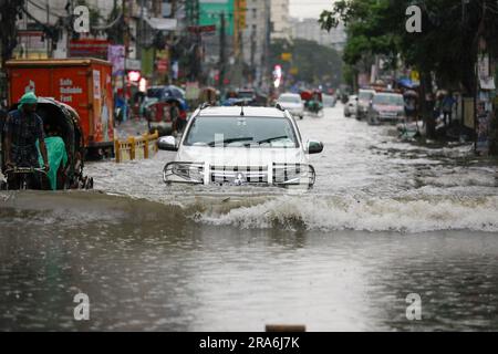 Dhaka, Bangladesh. 01st juillet 2023. Les véhicules traversent une rue engortée après les fortes pluies, à Dhaka, au Bangladesh, au 1 juillet 2023. Des heures de fortes pluies incessantes provoquent des problèmes d'exploitation forestière de l'eau à travers Dhaka, submergeant de nombreuses rues. Photo de Suvra Kanti Das/ABACAPRESS.COM crédit: Abaca Press/Alay Live News Banque D'Images