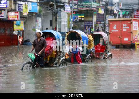 Dhaka, Bangladesh. 01st juillet 2023. Les véhicules traversent une rue engortée après les fortes pluies, à Dhaka, au Bangladesh, au 1 juillet 2023. Des heures de fortes pluies incessantes provoquent des problèmes d'exploitation forestière de l'eau à travers Dhaka, submergeant de nombreuses rues. Photo de Suvra Kanti Das/ABACAPRESS.COM crédit: Abaca Press/Alay Live News Banque D'Images