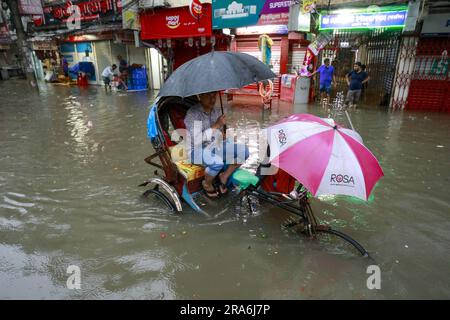 Dhaka, Bangladesh. 01st juillet 2023. Les véhicules traversent une rue engortée après les fortes pluies, à Dhaka, au Bangladesh, au 1 juillet 2023. Des heures de fortes pluies incessantes provoquent des problèmes d'exploitation forestière de l'eau à travers Dhaka, submergeant de nombreuses rues. Photo de Suvra Kanti Das/ABACAPRESS.COM crédit: Abaca Press/Alay Live News Banque D'Images