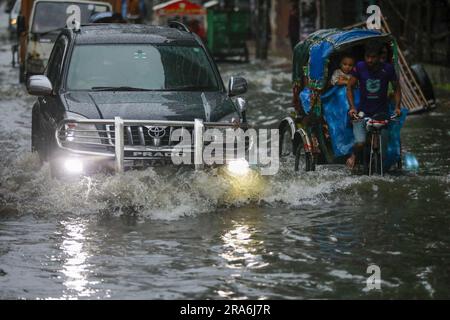 Dhaka, Bangladesh. 01st juillet 2023. Les véhicules traversent une rue engortée après les fortes pluies, à Dhaka, au Bangladesh, au 1 juillet 2023. Des heures de fortes pluies incessantes provoquent des problèmes d'exploitation forestière de l'eau à travers Dhaka, submergeant de nombreuses rues. Photo de Suvra Kanti Das/ABACAPRESS.COM crédit: Abaca Press/Alay Live News Banque D'Images