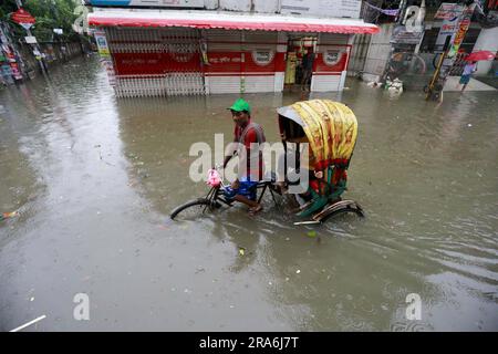 Dhaka, Bangladesh. 01st juillet 2023. Les véhicules traversent une rue engortée après les fortes pluies, à Dhaka, au Bangladesh, au 1 juillet 2023. Des heures de fortes pluies incessantes provoquent des problèmes d'exploitation forestière de l'eau à travers Dhaka, submergeant de nombreuses rues. Photo de Suvra Kanti Das/ABACAPRESS.COM crédit: Abaca Press/Alay Live News Banque D'Images