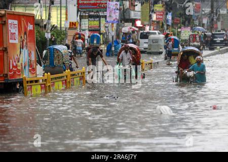 Dhaka, Bangladesh. 01st juillet 2023. Les véhicules traversent une rue engortée après les fortes pluies, à Dhaka, au Bangladesh, au 1 juillet 2023. Des heures de fortes pluies incessantes provoquent des problèmes d'exploitation forestière de l'eau à travers Dhaka, submergeant de nombreuses rues. Photo de Suvra Kanti Das/ABACAPRESS.COM crédit: Abaca Press/Alay Live News Banque D'Images