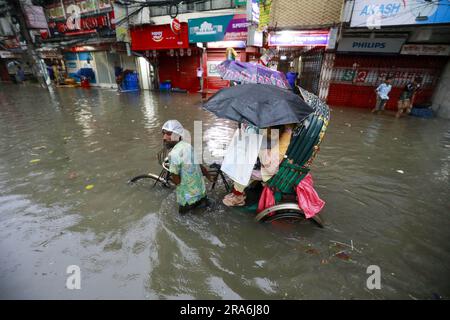 Dhaka, Bangladesh. 01st juillet 2023. Les véhicules traversent une rue engortée après les fortes pluies, à Dhaka, au Bangladesh, au 1 juillet 2023. Des heures de fortes pluies incessantes provoquent des problèmes d'exploitation forestière de l'eau à travers Dhaka, submergeant de nombreuses rues. Photo de Suvra Kanti Das/ABACAPRESS.COM crédit: Abaca Press/Alay Live News Banque D'Images