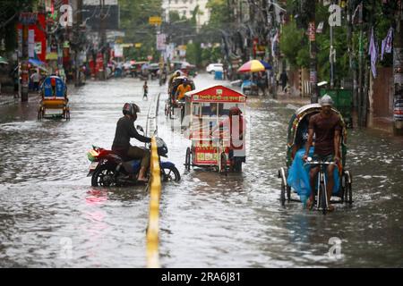 Dhaka, Bangladesh. 01st juillet 2023. Les véhicules traversent une rue engortée après les fortes pluies, à Dhaka, au Bangladesh, au 1 juillet 2023. Des heures de fortes pluies incessantes provoquent des problèmes d'exploitation forestière de l'eau à travers Dhaka, submergeant de nombreuses rues. Photo de Suvra Kanti Das/ABACAPRESS.COM crédit: Abaca Press/Alay Live News Banque D'Images