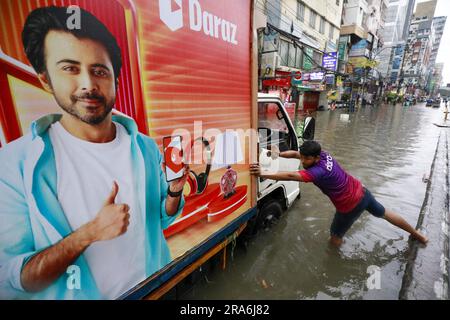 Dhaka, Bangladesh. 01st juillet 2023. Les véhicules traversent une rue engortée après les fortes pluies, à Dhaka, au Bangladesh, au 1 juillet 2023. Des heures de fortes pluies incessantes provoquent des problèmes d'exploitation forestière de l'eau à travers Dhaka, submergeant de nombreuses rues. Photo de Suvra Kanti Das/ABACAPRESS.COM crédit: Abaca Press/Alay Live News Banque D'Images