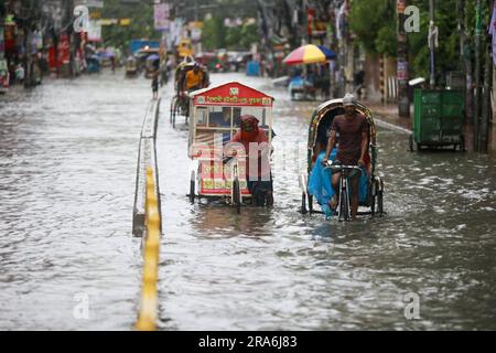 Dhaka, Bangladesh. 01st juillet 2023. Les véhicules traversent une rue engortée après les fortes pluies, à Dhaka, au Bangladesh, au 1 juillet 2023. Des heures de fortes pluies incessantes provoquent des problèmes d'exploitation forestière de l'eau à travers Dhaka, submergeant de nombreuses rues. Photo de Suvra Kanti Das/ABACAPRESS.COM crédit: Abaca Press/Alay Live News Banque D'Images