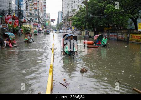 Dhaka, Bangladesh. 01st juillet 2023. Les véhicules traversent une rue engortée après les fortes pluies, à Dhaka, au Bangladesh, au 1 juillet 2023. Des heures de fortes pluies incessantes provoquent des problèmes d'exploitation forestière de l'eau à travers Dhaka, submergeant de nombreuses rues. Photo de Suvra Kanti Das/ABACAPRESS.COM crédit: Abaca Press/Alay Live News Banque D'Images