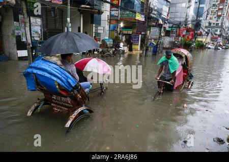 Dhaka, Bangladesh. 01st juillet 2023. Les véhicules traversent une rue engortée après les fortes pluies, à Dhaka, au Bangladesh, au 1 juillet 2023. Des heures de fortes pluies incessantes provoquent des problèmes d'exploitation forestière de l'eau à travers Dhaka, submergeant de nombreuses rues. Photo de Suvra Kanti Das/ABACAPRESS.COM crédit: Abaca Press/Alay Live News Banque D'Images