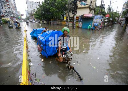 Dhaka, Bangladesh. 01st juillet 2023. Les véhicules traversent une rue engortée après les fortes pluies, à Dhaka, au Bangladesh, au 1 juillet 2023. Des heures de fortes pluies incessantes provoquent des problèmes d'exploitation forestière de l'eau à travers Dhaka, submergeant de nombreuses rues. Photo de Suvra Kanti Das/ABACAPRESS.COM crédit: Abaca Press/Alay Live News Banque D'Images