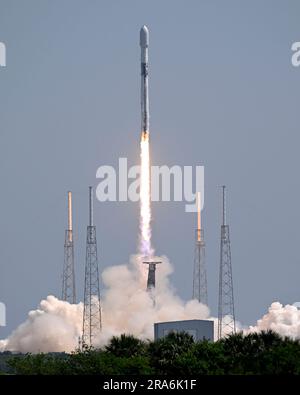 Une fusée SpaceX Falcon 9 lance le satellite Euclid pour l'Agence spatiale européenne à 11 h 12 du complexe 40 à la station de la Force spatiale du Cap Canaveral, en Floride, le samedi Jul1 1, 2023. Euclid se compose d'un télescope et d'une paire d'instruments scientifiques pour créer une carte 3D de l'univers. Photo de Joe Marino/UPI crédit: UPI/Alay Live News Banque D'Images