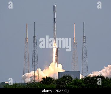 Une fusée SpaceX Falcon 9 lance le satellite Euclid pour l'Agence spatiale européenne à 11 h 12 du complexe 40 à la station de la Force spatiale du Cap Canaveral, en Floride, le samedi Jul1 1, 2023. Euclid se compose d'un télescope et d'une paire d'instruments scientifiques pour créer une carte 3D de l'univers. Photo de Joe Marino/UPI crédit: UPI/Alay Live News Banque D'Images