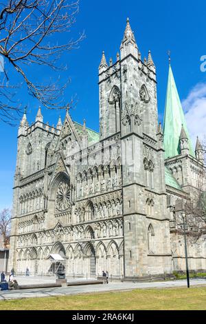 Façade ouest de la cathédrale Nidaros (Nidarosdomen) du 13th siècle Kongsgårdsgata, Trondheim, comté de Trøndelag, Norvège Banque D'Images