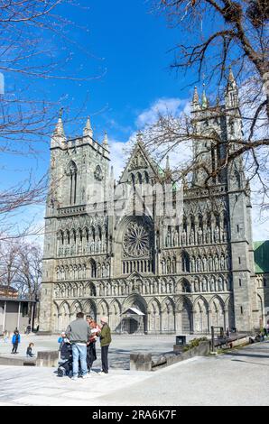 Façade ouest de la cathédrale Nidaros (Nidarosdomen) du 13th siècle Kongsgårdsgata, Trondheim, comté de Trøndelag, Norvège Banque D'Images