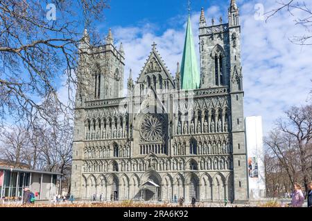 Façade ouest de la cathédrale Nidaros (Nidarosdomen) du 13th siècle Kongsgårdsgata, Trondheim, comté de Trøndelag, Norvège Banque D'Images