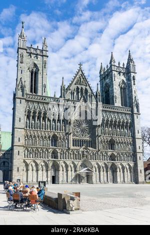 Façade ouest de la cathédrale Nidaros (Nidarosdomen) du 13th siècle Kongsgårdsgata, Trondheim, comté de Trøndelag, Norvège Banque D'Images