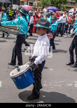 Un jeune garçon drumming dans un défilé de la Journée de l'indépendance du Costa Rica à San José. Banque D'Images