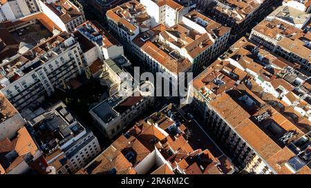 Image aérienne de Madrid prise avec un drone au-dessus du quartier Justicia, avec vue sur les toits de Madrileño et la Skyline au loin. Banque D'Images