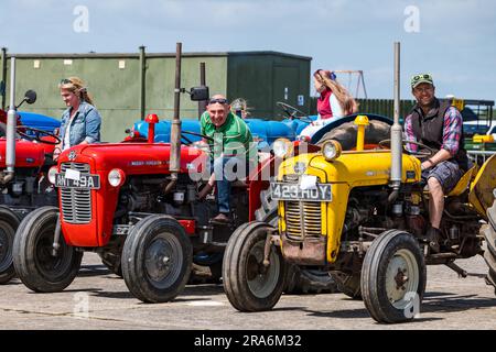 East Lothian, Écosse, Royaume-Uni, 1 juillet 2023. Haddington Agricultural Show : l'événement a lieu depuis 1804. Les participants ont apprécié une journée ensoleillée. Sur la photo : la parade des tracteurs vintage est un événement populaire. Crédit : Sally Anderson/Alamy Live News Banque D'Images