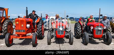 East Lothian, Écosse, Royaume-Uni, 1 juillet 2023. Haddington Agricultural Show : l'événement a lieu depuis 1804. Les participants ont apprécié une journée ensoleillée. Sur la photo : la parade des tracteurs vintage est un événement populaire. Crédit : Sally Anderson/Alamy Live News Banque D'Images