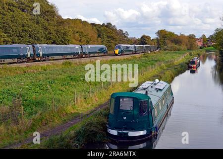 Deux trains Great Western Railway Intercity Express Class 801 passent à Kintbury dans le Berkshire. Ils sont vus le long du canal Kennet et Avon. Banque D'Images