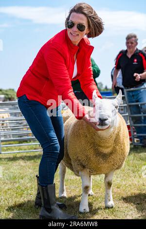 East Lothian, Écosse, Royaume-Uni, 1 juillet 2023. Haddington Agricultural Show : l'événement a lieu depuis 1804. Les participants ont apprécié une journée ensoleillée. Sur la photo : un mouton juge des tours. Crédit : Sally Anderson/Alamy Live News Banque D'Images