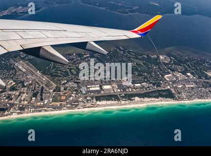 Vol Southwest Airlines au-dessus d'une plage tropicale Banque D'Images