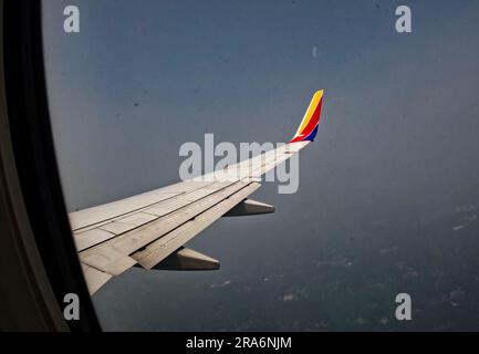 Vol Southwest Airlines survolant le smog des feux de forêt canadiens Banque D'Images