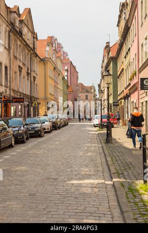 Poznan, Pologne - 19 mai 2019 : vieille ville de Poznan avec restaurant et café. Rue pavée. Banque D'Images