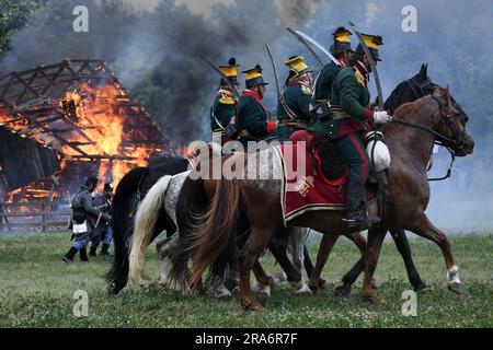 Chlum, République tchèque. 1st juillet 2023. Les gens vêtus comme soldats de l'armée autrichienne et prussienne au sommet de la colline de Chlum près de Hradec Kralove ville ont rendu hommage aux soldats tombés par la scène de bataille ''le 18th Régiment d'infanterie de Hradec Kralove dans la bataille de Chlum 1866''' dans le Chlum en République tchèque L'armée autrichienne de 215 000 affronta l'armée prussienne de l'Elbe (39 000) et la première armée (85 000) le 3 juillet. La bataille s'est terminée par de lourdes pertes pour les deux parties. Les Prussiens avaient près de 9 000 hommes tués, blessés ou disparus. Les Autrichiens et les alliés avaient environ 31 000 hommes ki Banque D'Images