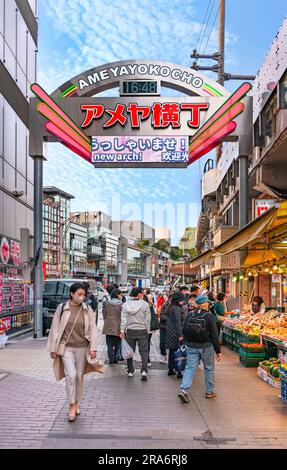 ueno, japon - avril 04 2023: Les gens qui marchent sous la nouvelle arche métallique de la rue du marché touristique appelé Ameyayokocho dont le design a été renouvelable Banque D'Images