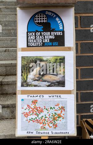 1 juillet 2023. Extinction manifestation de rébellion lors de l'événement de Guildford Raft Race sur l'eau sale, exigeant que la compagnie troublée Thames Water coupe la merde. Les manifestants pour l'environnement veulent que les compagnies d'eau cessent de déverser des eaux usées non traitées dans nos rivières et nos mers. La manifestation a eu lieu à côté de la rivière Wey à Guildford, Surrey, Angleterre, Royaume-Uni. Banque D'Images