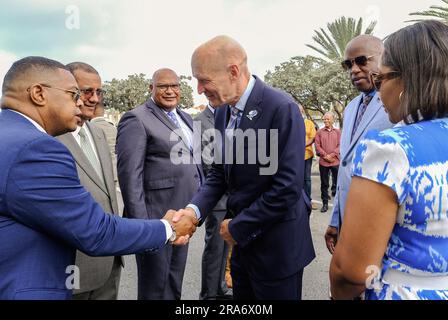 WILLEMSTAD - le ministre Ernst Kuipers (Santé publique, bien-être social et Sport) pendant la commémoration de l'esclavage à Curaçao. Sur Keti Koti, on se souvient qu'il y a exactement 150 ans, l'esclavage a pris fin sous le régime hollandais. ANP RAMSAY SOEMANTA pays-bas - belgique Out crédit: ANP/Alay Live News Banque D'Images