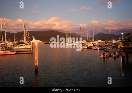 Ville australienne Cairns dans le Queensland, vue sur le port avec les bateaux en soirée, coucher de soleil ou lever de soleil sur la côte nord-est de l'Australie, Smooth wa Banque D'Images