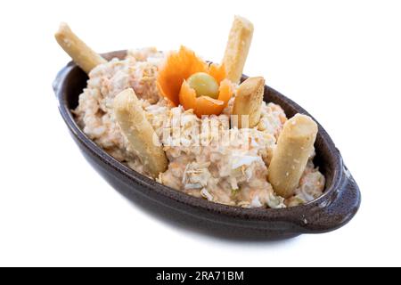 Photo de studio sur fond blanc d'un tapa espagnol typique appelé 'ensaladilla rusa' (salade russe). Concept de cuisine espagnole Banque D'Images