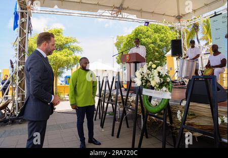 KRALENDIJK - le ministre Hugo de Jonge (logement public et aménagement du territoire) dépose une couronne lors de la commémoration de l'esclavage sur Bonaire. Sur Keti Koti, on se souvient qu'il y a exactement 150 ans, l'esclavage a pris fin sous le régime hollandais. ANP STEPHAN KOGELMAN pays-bas sortie - belgique sortie Banque D'Images