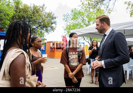 KRALENDIJK - le ministre Hugo de Jonge (logement public et aménagement du territoire) a eu des entretiens avec des jeunes lors de la commémoration de l'esclavage sur Bonaire. Sur Keti Koti, on se souvient qu'il y a exactement 150 ans, l'esclavage a pris fin sous le régime hollandais. ANP STEPHAN KOGELMAN pays-bas sortie - belgique sortie Banque D'Images