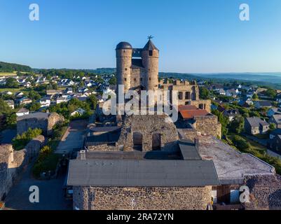 Ruine rénovée du château de Greifenstein à Hesse, Allemagne. Vue aérienne en été à la lumière du lever du soleil. Banque D'Images