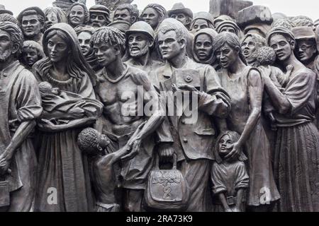 Rome, Italie - 10 mai 2023 Monument aux migrants Anges par surprise de l'artiste canadien Timothy Schmalz à St. Place Pierre Banque D'Images