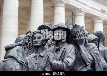 Rome, Italie - 10 mai 2023 Monument aux migrants Anges par surprise de l'artiste canadien Timothy Schmalz à St. Place Pierre Banque D'Images